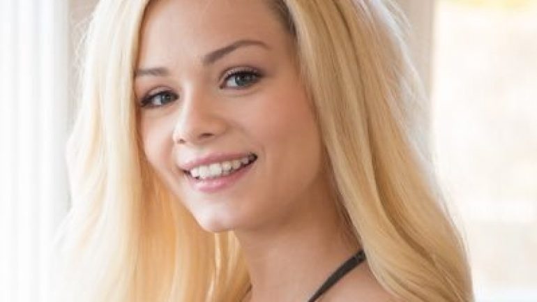 Elsa Jean – Body Measurements – Height – Weight – Eye Color
