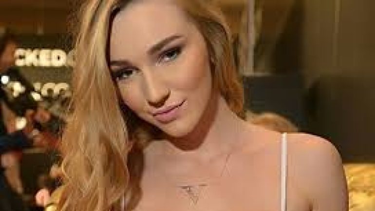 Kendra Sunderland – Body Measurements – Height – Weight – Eye Color