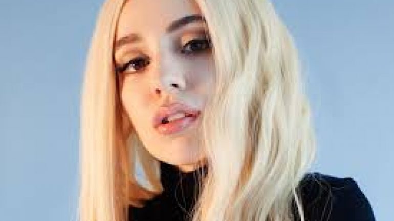 ava max body