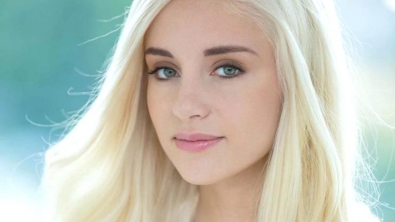 Naomi Woods – Body Measurements – Height – Weight – Eye Color
