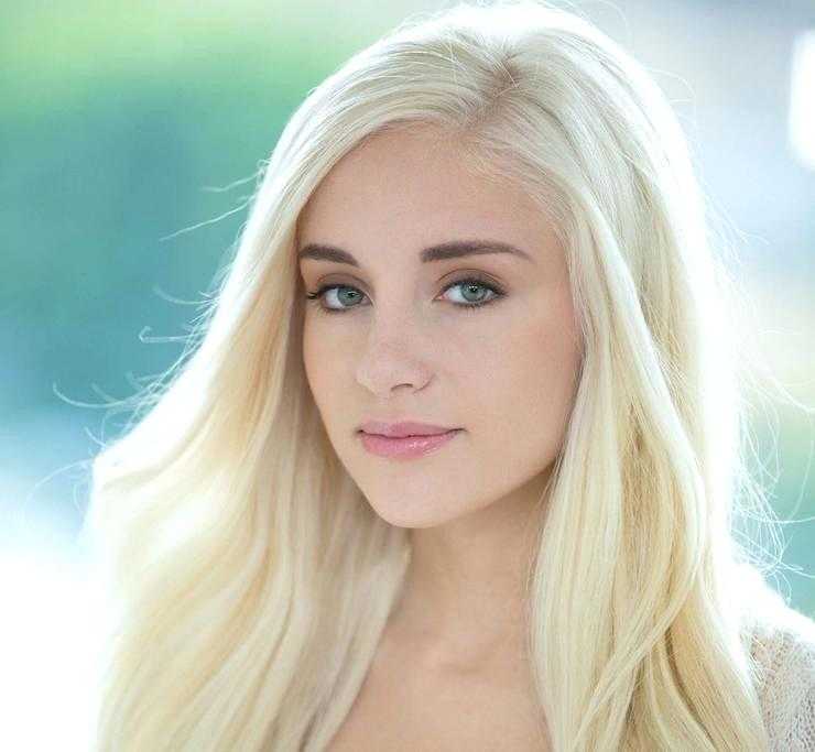 Naomi Woods Body Measurements Height Weight Eye Color