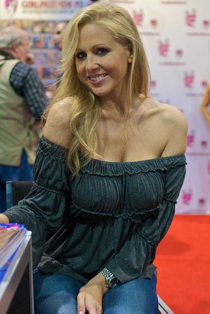 Julia Ann Height Weight Body Measurements Eye Color