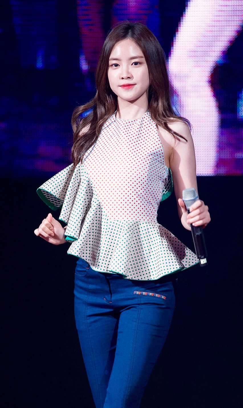 Naeun (Son Naeun) Height Weight Body Measurements Eye Color